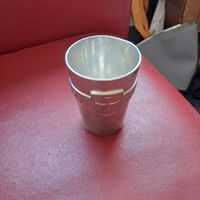 Becher 1984 mit Schweizer Kreuz-Emblem Metall Zinn