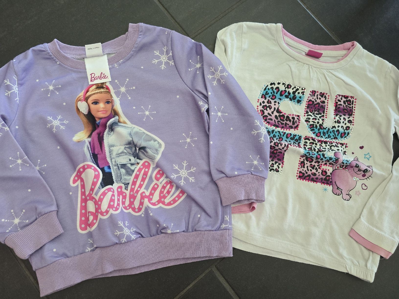 Maglioni & Felpe: 2 Pullis Mädchen Gr. 98/3J. Barbie und "Cute" Motiv – Usato da Unterentfelden venduto da Panda-87