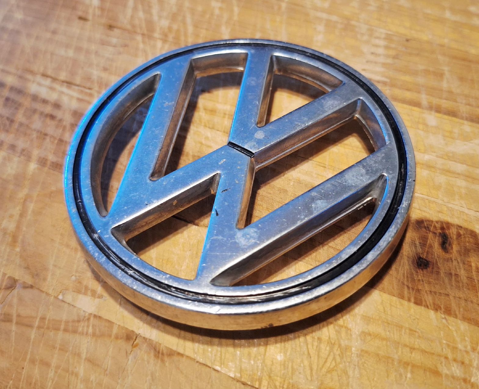 VW Tutti pezzi di ricambio auto: VW Käfer Emblem – Usato da Triesen venduto da BLACKSHEEP75