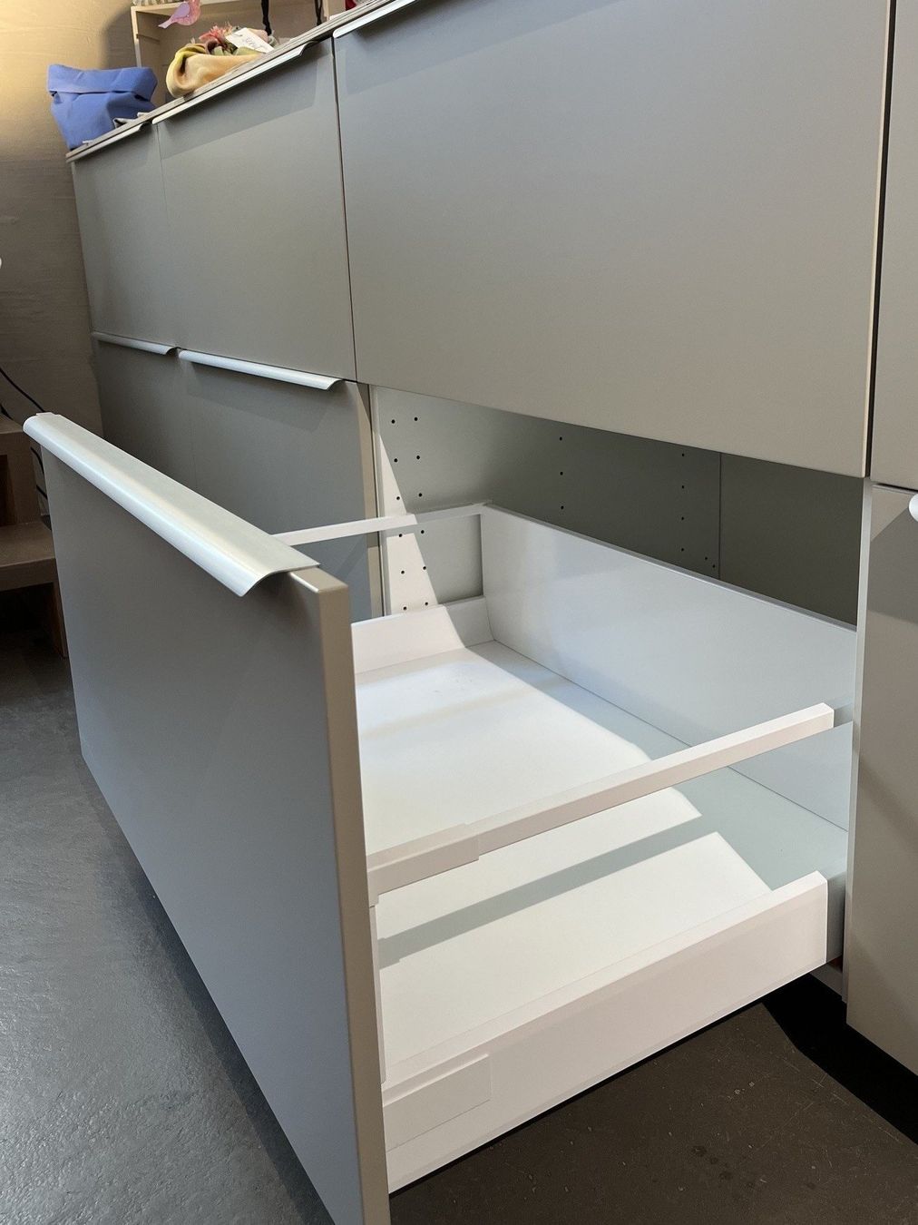 Allestimento di negozi e stand fieristici: Schubladenkorpus (5 Elemente) mit integriertem Kassenmöbel – Usato da Rapperswil SG venduto da inf_tlm8 2
