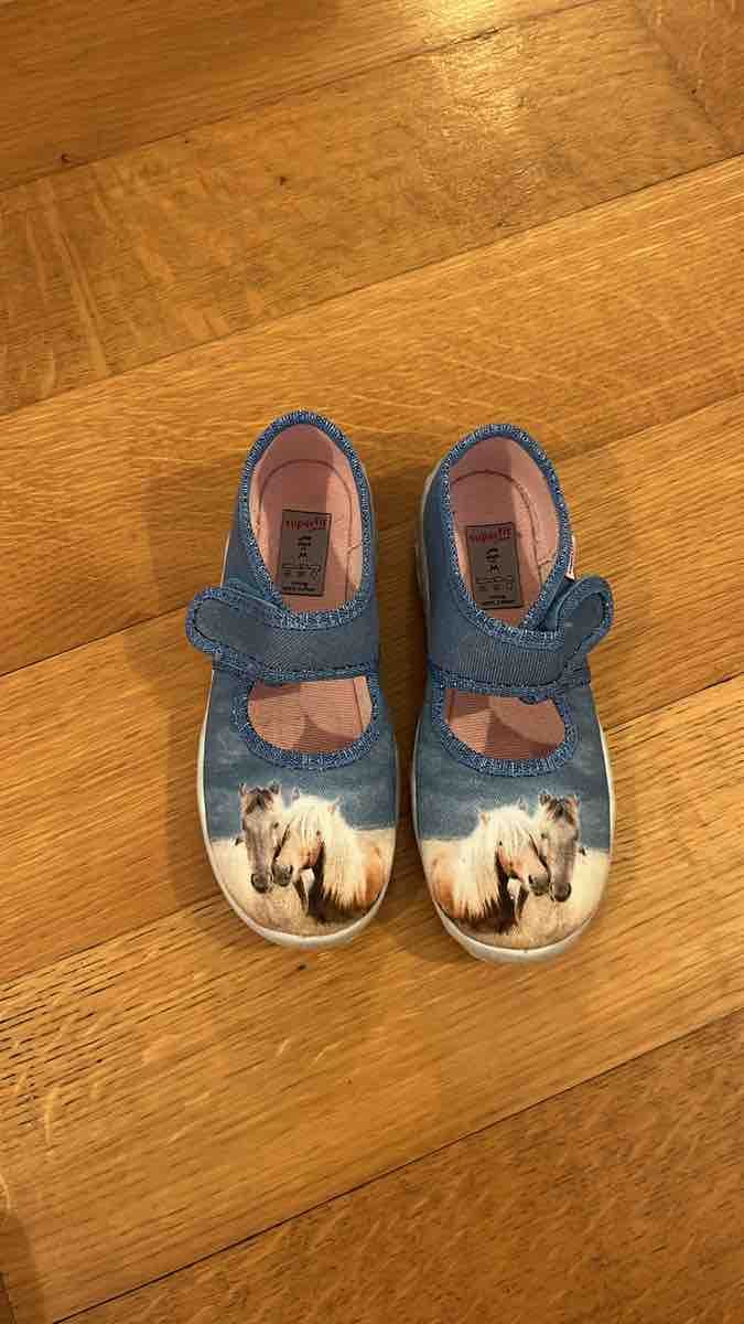 Superfit Schuhe für Jungen: Superfit Hausschuhe Grösse 29 – Gebraucht aus Basel von Hackfaleisch
