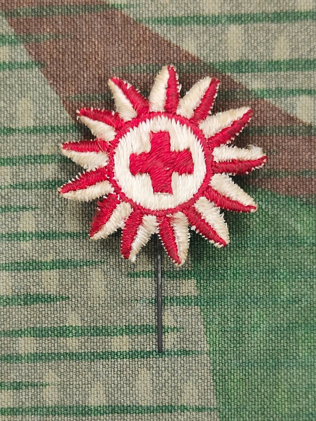 Placchette & Badge: Abzeichen Rotes Kreuz als Anstecknadel – Usato da Bauma venduto da SwissMilitaria