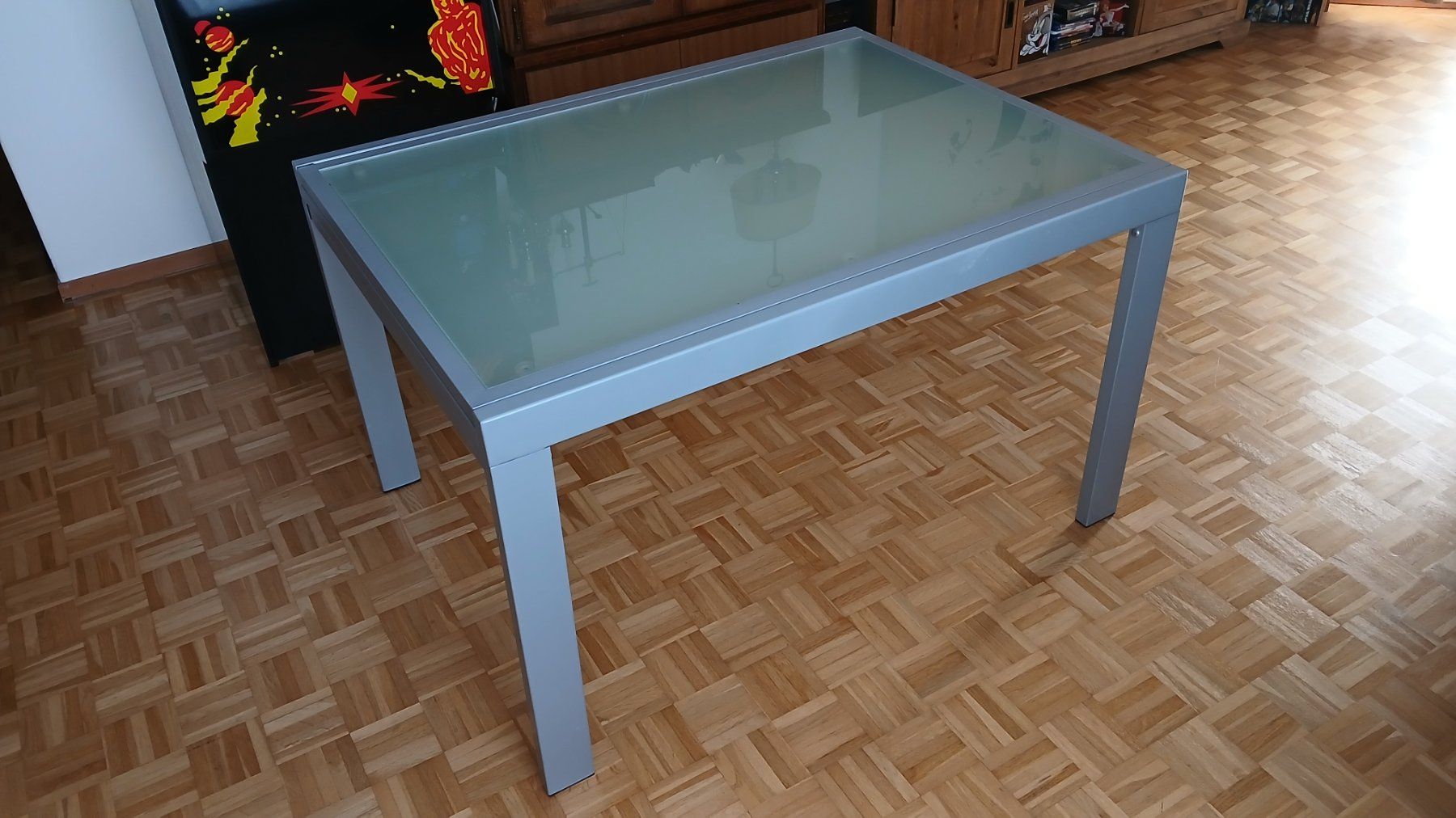 Tables: Table extensible en acier et verre , avec 4 chaises – D'occasion à Yverdon-les-Bains par Retro-Tech