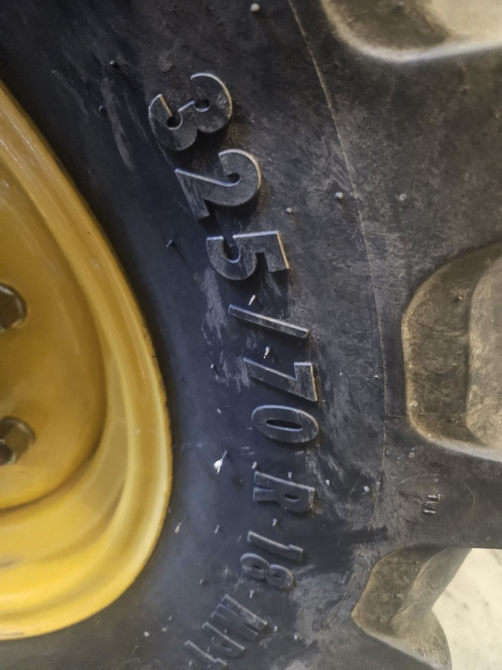 Pneumatici & Ruote complete: Pneu Traktor 325/70R18. 2Stk – Usato da Bauma venduto da Maese1980 1