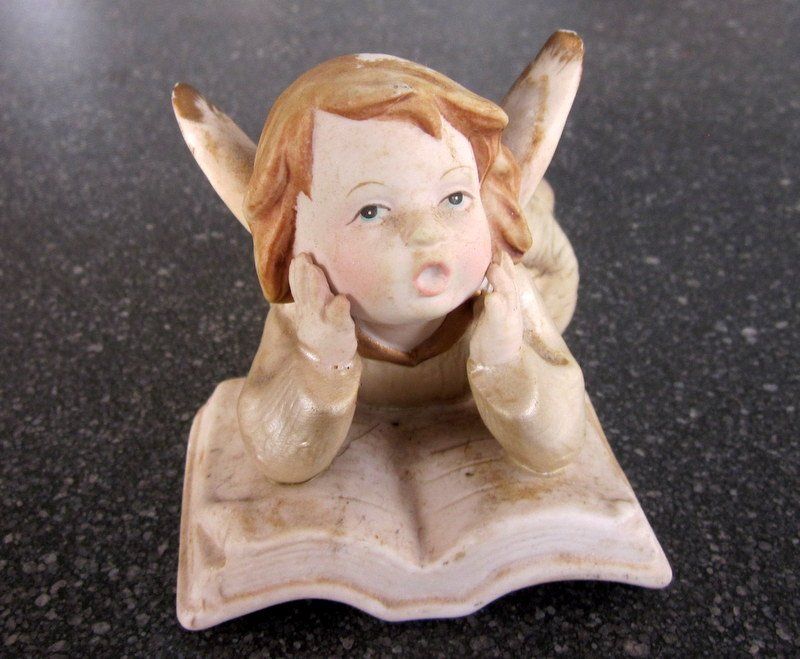 Statuette: Keramik Engel liegend mit Buch – Usato da Bischofszell venduto da Pfau0 1