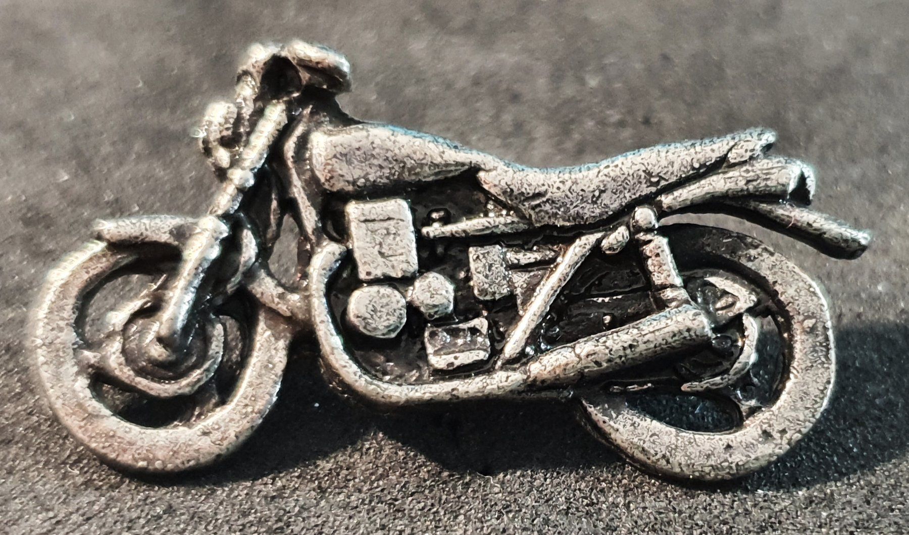 Plaketten & Abzeichen: CC673 - Pin 3D Motorrad – Gebraucht aus Reinach BL von Boston-Verkauf 1