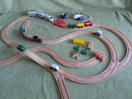 Eisenbahn 55teilig, Holzschienen. Preis für alles auf Foto.