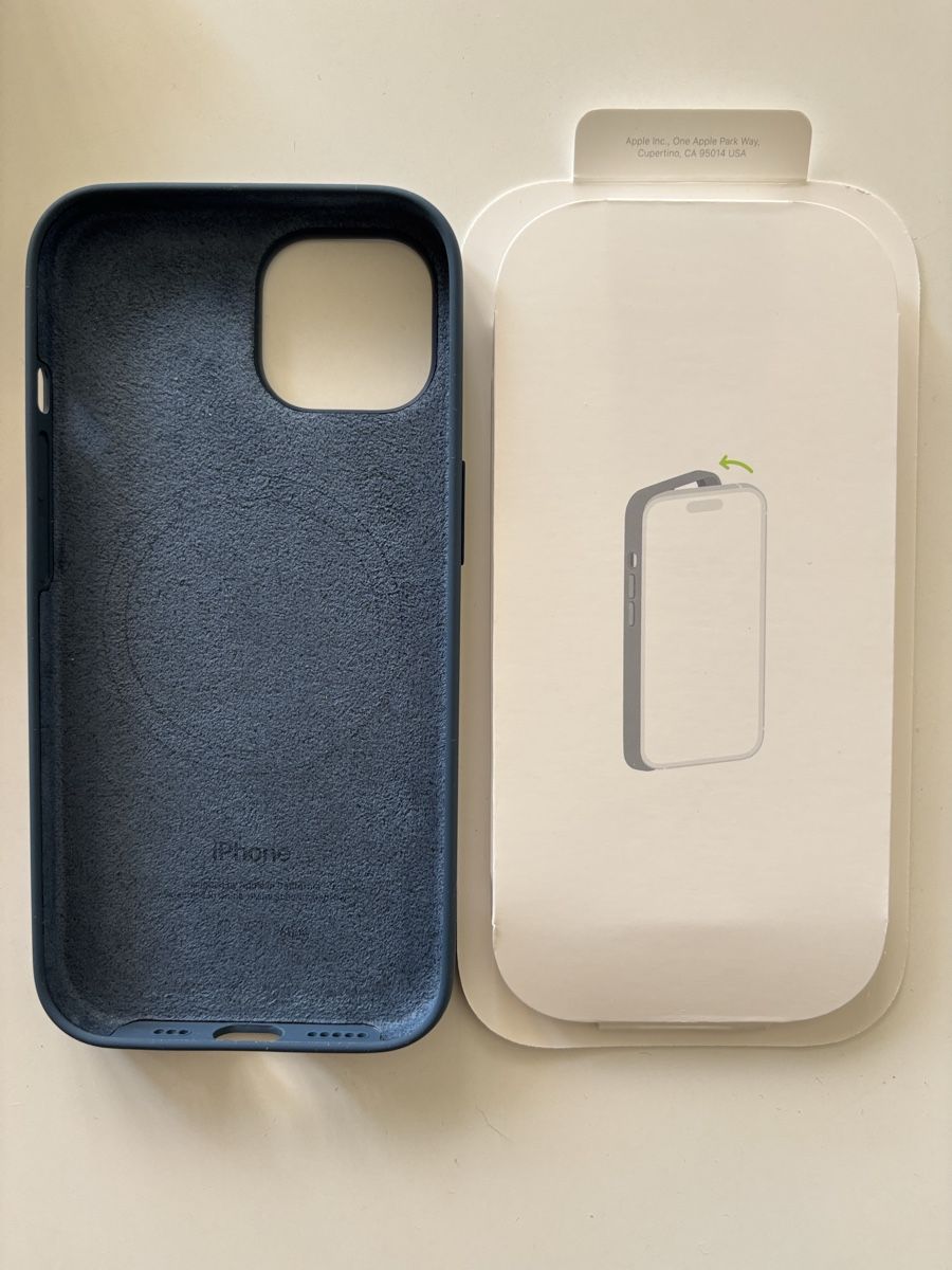 Apple Covers & Schutzfolien: Iphone 15 Silicone Case – Neu und originalverpackt aus Gerzensee von Bluebouquet 2