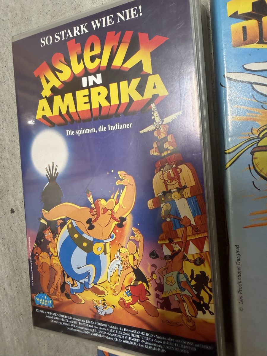 Tutti i VHS: Asterix VHS 3er Set: Asterix in Amerika, Asterix Der Gallier – Usato da Watt venduto da SwissBlueLine 1
