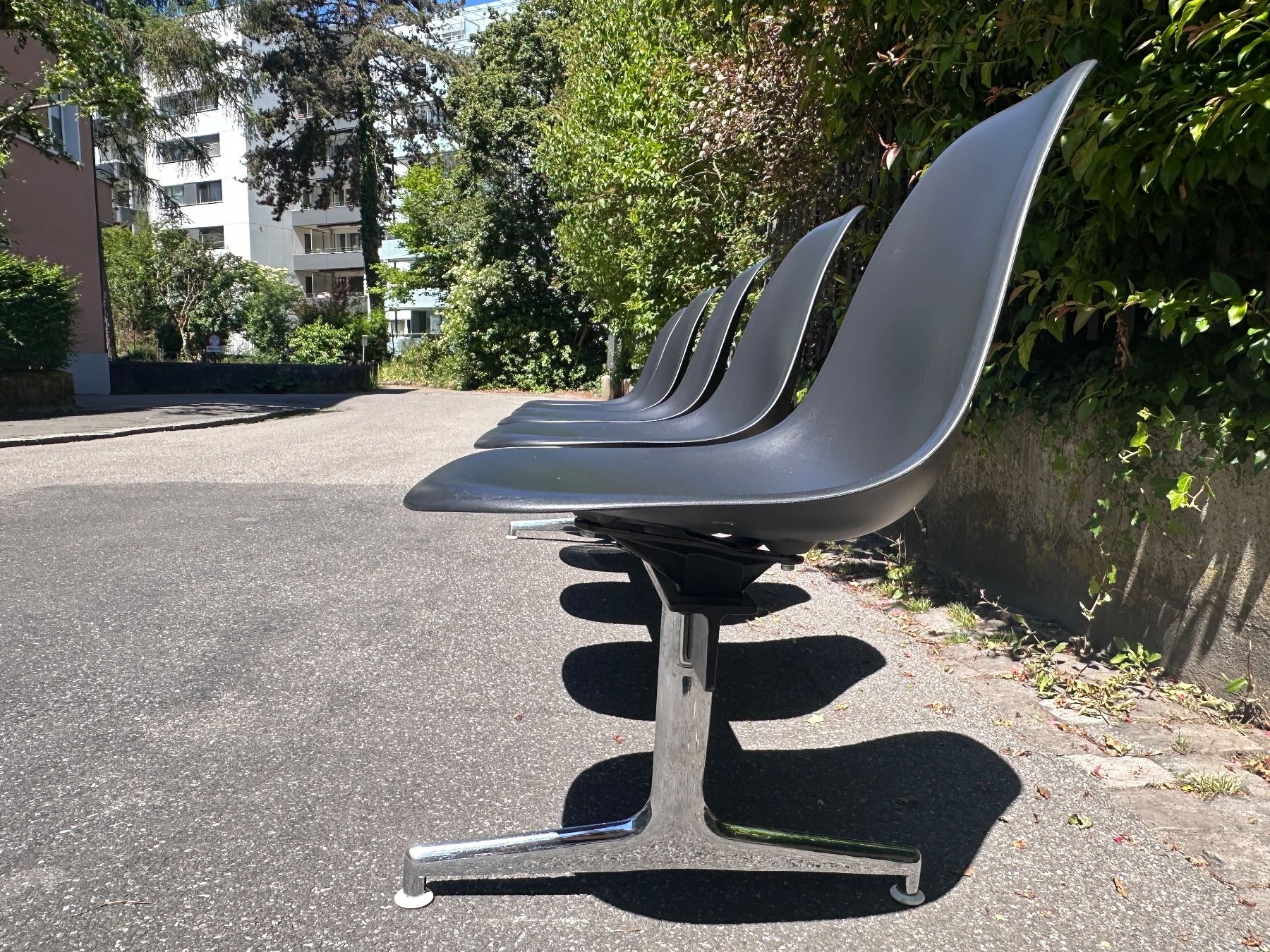 Vitra Sedie: 5 Stühle Vitra Eames Plastic Sidechair auf Traverse, schwarz – Usato da Bern venduto da troom105 4