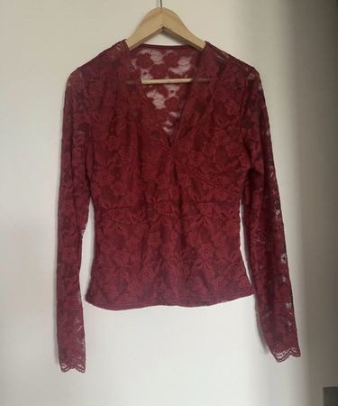 ROTES SPITZEN-LANGARMSHIRT UNGETRAGEN GRÖSSE S