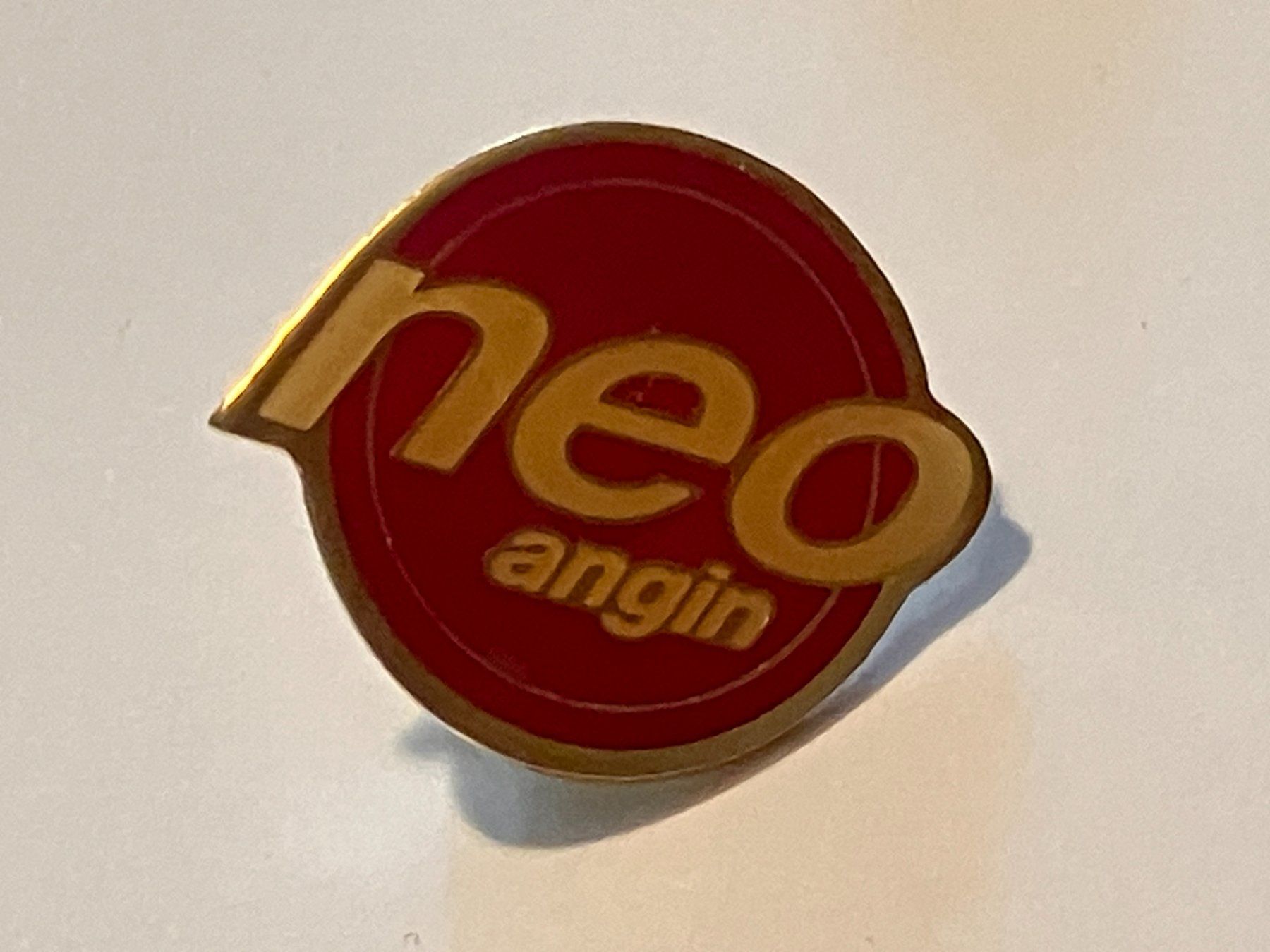 Placchette & Badge: 1 Pin Neo Angin – Usato da Basel venduto da djwwpp