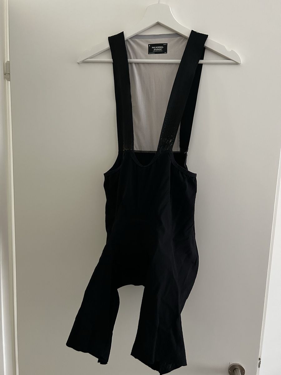 Pas Normal Studios Pantaloni: Pas Normal Studios Men's Essential Light Bibs - Black – Usato da Zürich venduto da d.kof 1