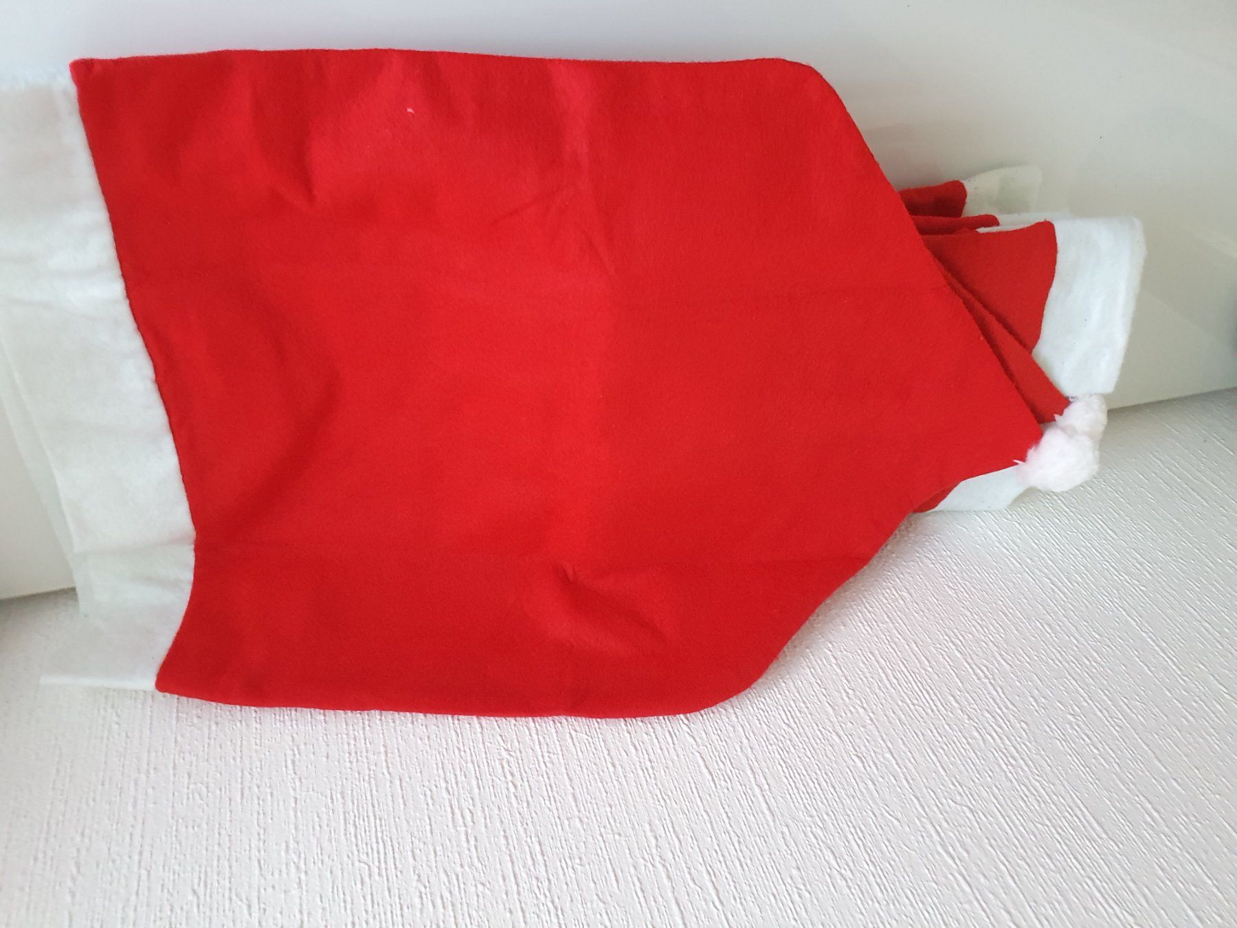 Copricapi, berretti & cappellini: Lot de 6 bonnets de Père Noël – Usato da Lausanne venduto da Af2016 1