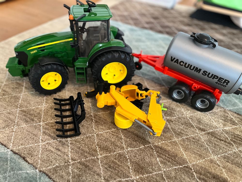 Bruder Traktor John Deere mit Zubehör und Anhänger Kaufen auf Ricardo