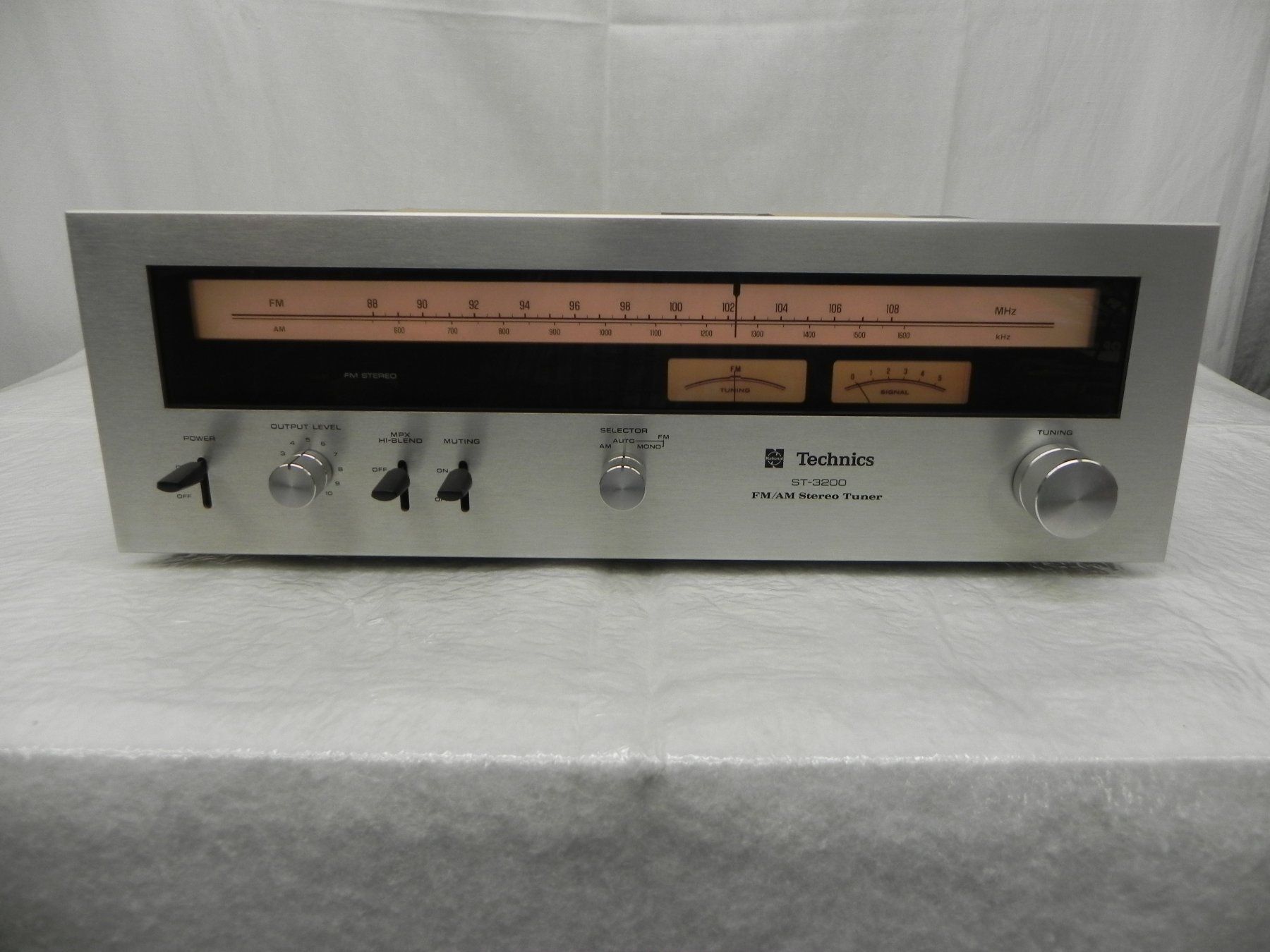 Technics Radio: Technics ST-3200 Tuner – Usato da Basel venduto da Life-Style-Art