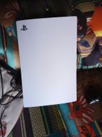 PS5 Playstation mit Controller und Demon's Souls