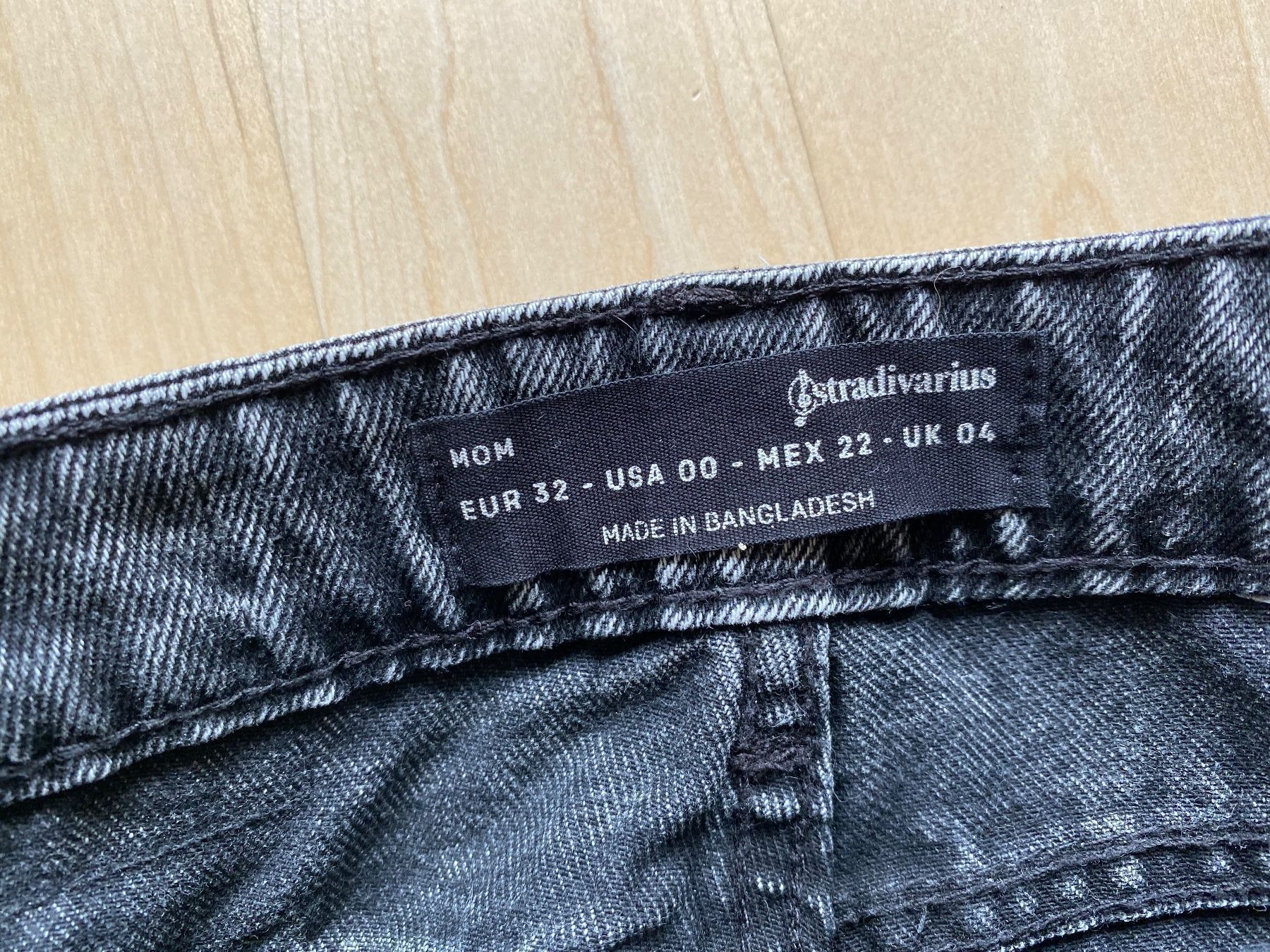 Stradivarius Pantaloni: Stradivarius Mom Jeans – Nuovo (secondo la descrizione) da Berikon venduto da rio_9mr5 2