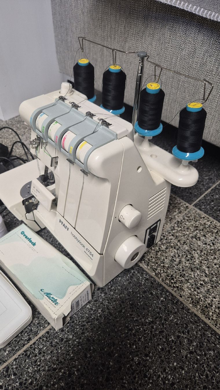 Pfaff Macchine da cucire: Pfaff Hobbylock 4764 Overlock Nähmaschine – Usato da Zofingen venduto da seb_9x8h 2