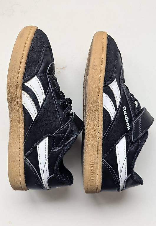 Scarpe per ragazzi: REEBOCK Turnschuhe schwarz/weiss Gr. 30 – Usato da Seuzach venduto da louisa.