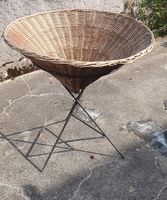 Panier en osier avec support en métal occasion.