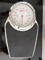Personenwaage, mechanisch SECA grau, schwarze Trittfläche