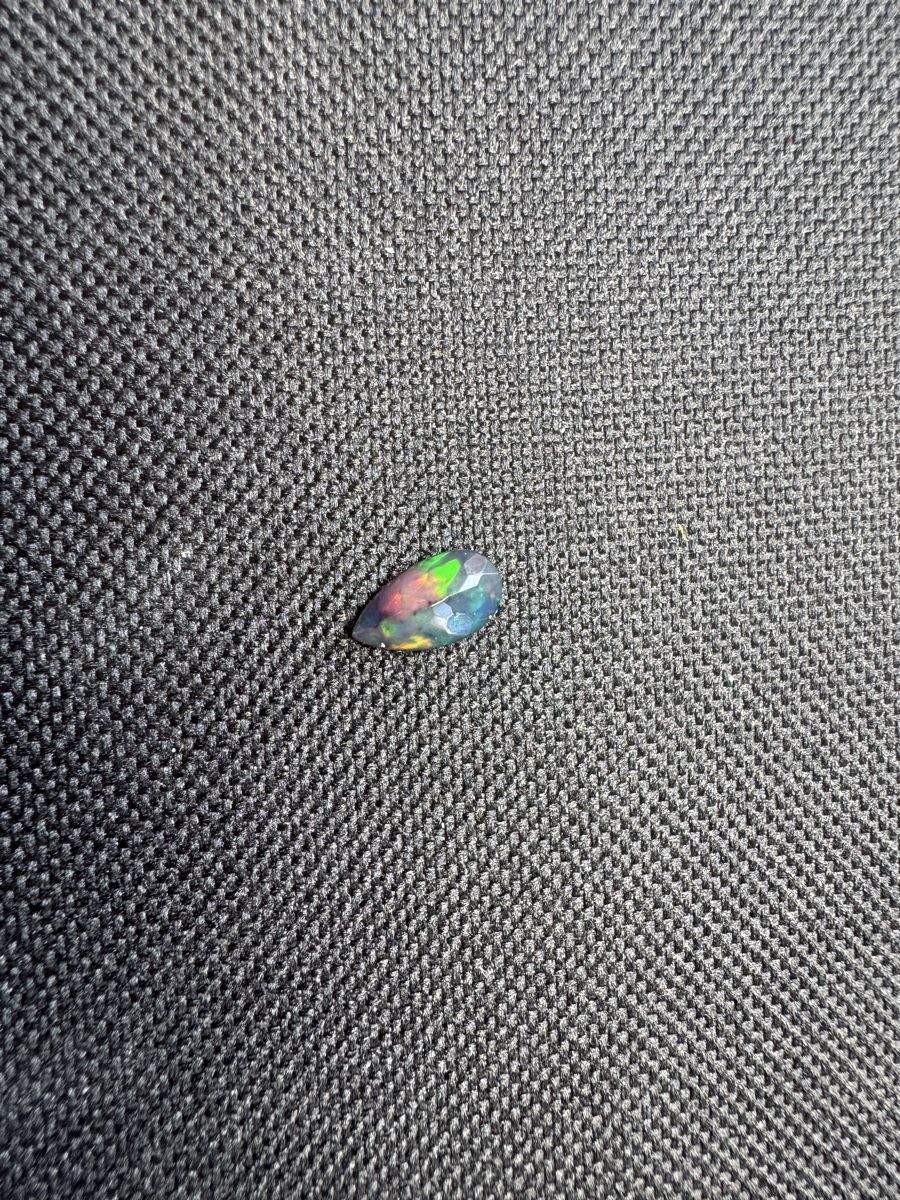 Pietre preziose: Black Opal 0.9ct – Nuovo e nell'imballaggio originale da Wängi venduto da Horus90
