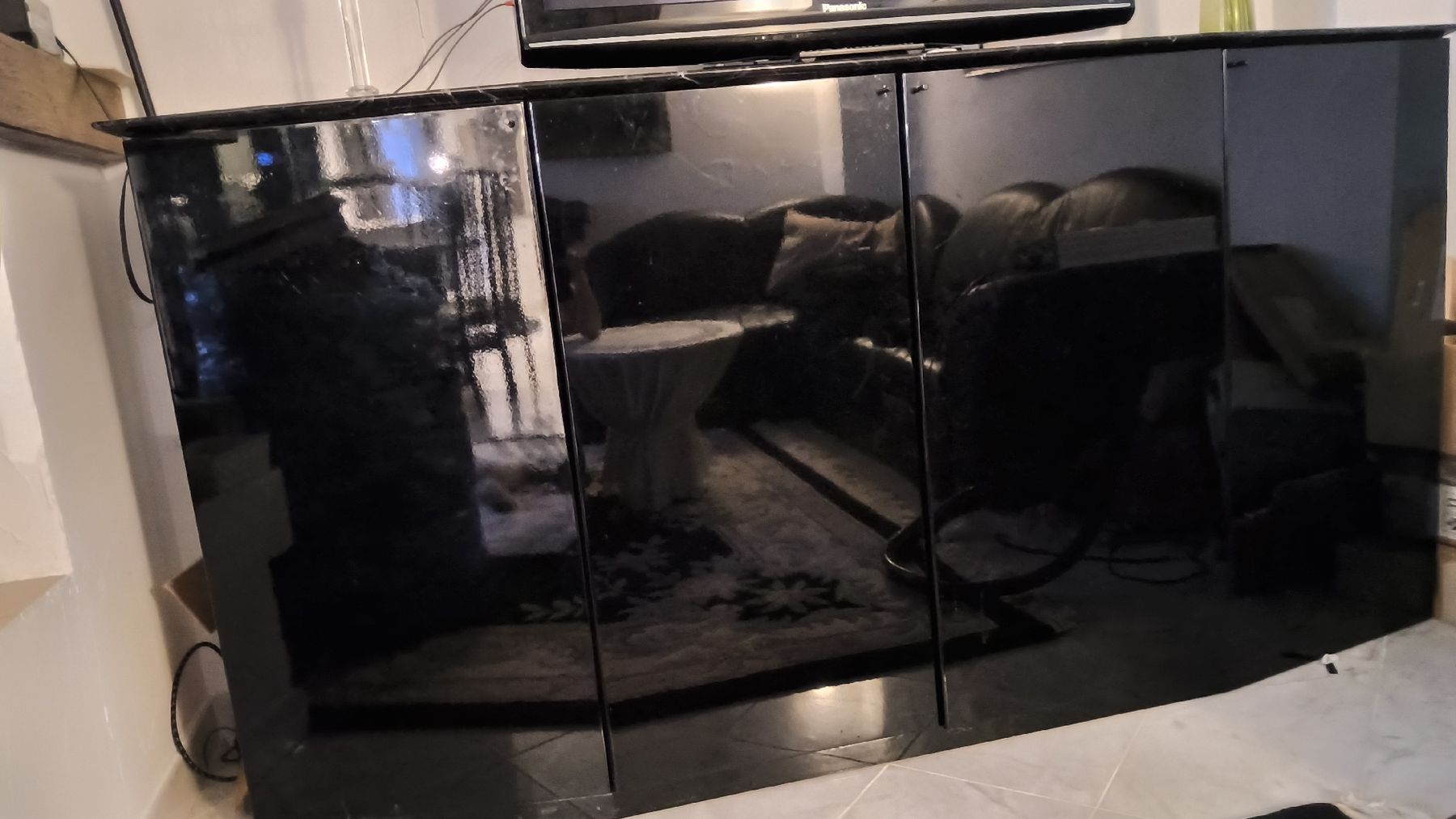 Cassettiere: Schwarzer Sideboard/TV-Möbel mit Marmorplatte, Top! – Usato da Steckborn venduto da JoBox
