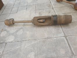 Outil ancien en bois pour bouchonner les bouteilles de vin