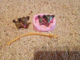 2 x Mini Hunde Figur Puppenhaus, ca. 4 cm, inkl. Zubehör