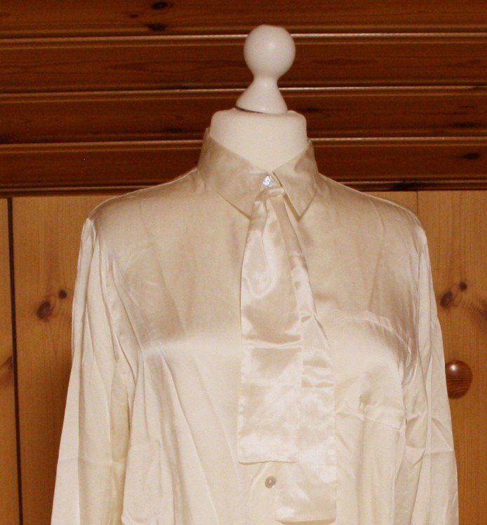 Camicette: Bluse Satin eierschale Gr. L – Usato da Flüelen venduto da Diversicum-Vintage 1