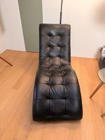Design Chaiselongue / Relaxliege aus schwarzem Kunstleder