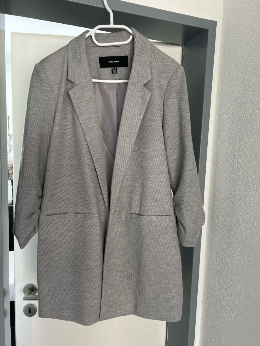 Vero Moda Cappotti: Longblazer von Vero Moda, Grösse 38, Farbe hellgrau – Nuovo (secondo la descrizione) da Erlinsbach SO venduto da hallon480