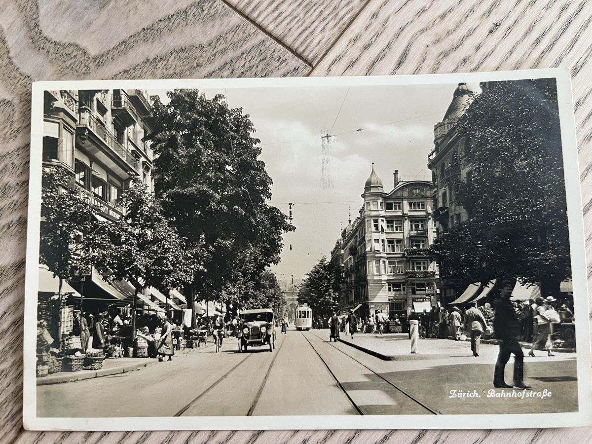 Cartoline postali: AK Zürich Bahnhofstrase 1920er mit Oldtimer – Usato da Romanshorn venduto da Apfelschuss