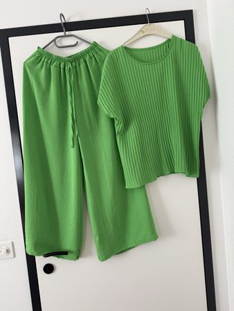 Ich verkaufe ein wunderschönes Kostüm für Frauen.