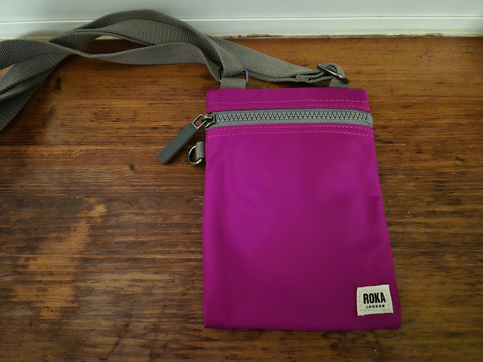 Taschen für Damen: Kleine Pinke Umhängetasche – Neu (gemäss Beschreibung) aus Riehen von Vaniisha13