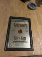 Spiegel Gordon's Dry Gin Distillery London mit Rahmen