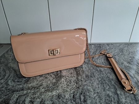 Handtasche beige Lackoptik mit Kette guter Zustand
