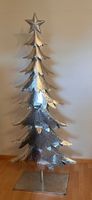 Weihnachtsbaum aus Blech silber Farben mit leichtem Gold