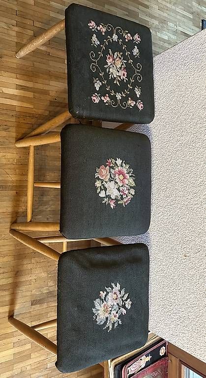 Tabourets: 3 vintage Holz-Hocker mit gestickter Blumen-Sitzfläche, Set – D'occasion à Binningen par C0llin 1