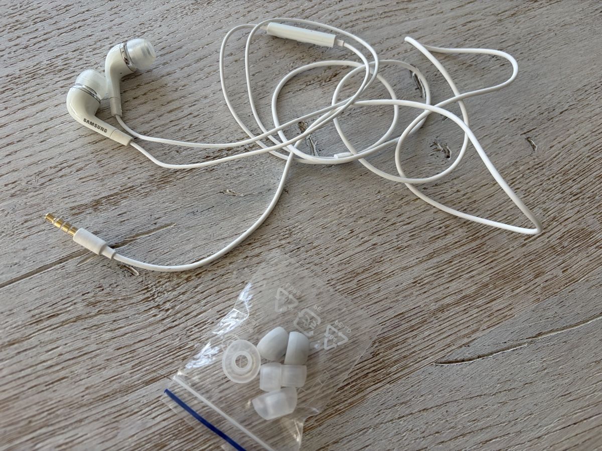 Samsung Cuffie: Original Samsung In-Ear Kopfhörer weiss – Usato da Adliswil venduto da Stardust11