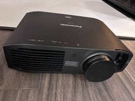 Profi-Beamer Panasonic PT AT6000 + Grosse Leinwand