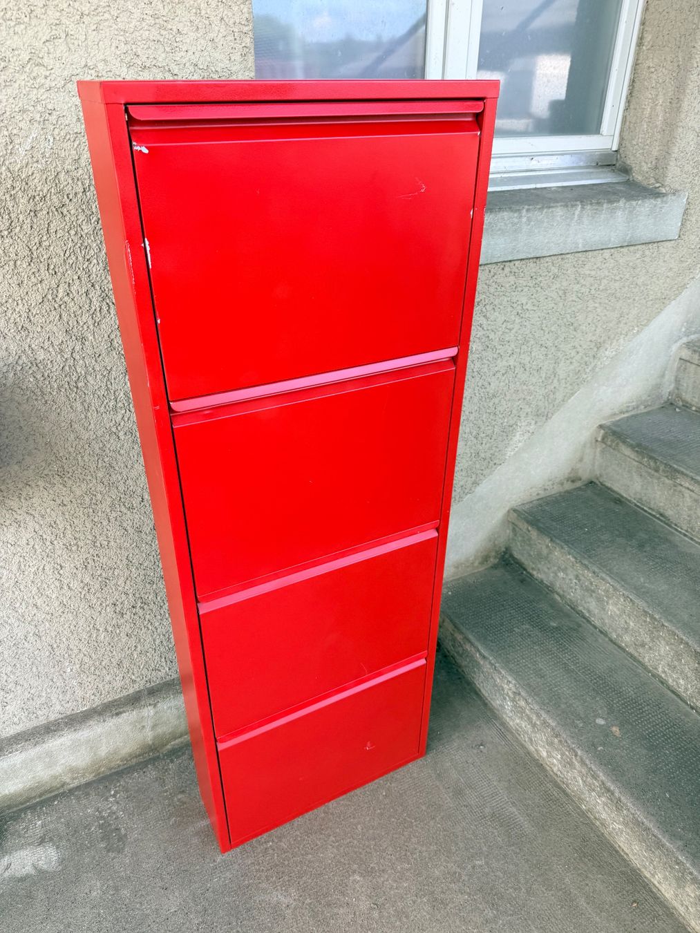 Autoribaltabili: Roter Metall-Schuhschrank – Usato da Solothurn venduto da NUVICO