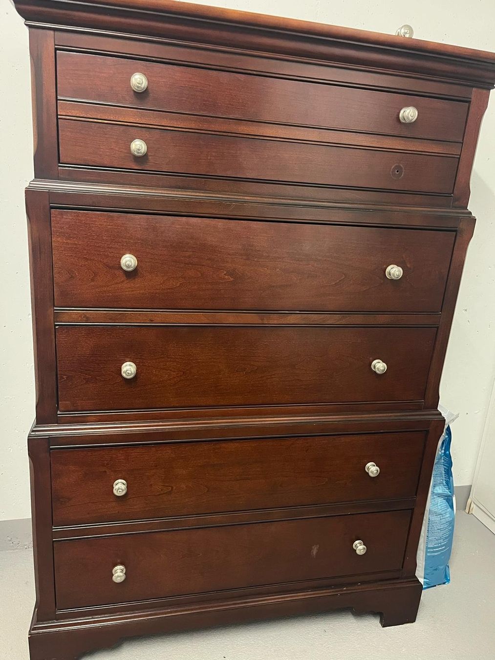 Cassettiere: Wooden wardrobe and bedside table – Usato da Zürich venduto da bur_7cxd