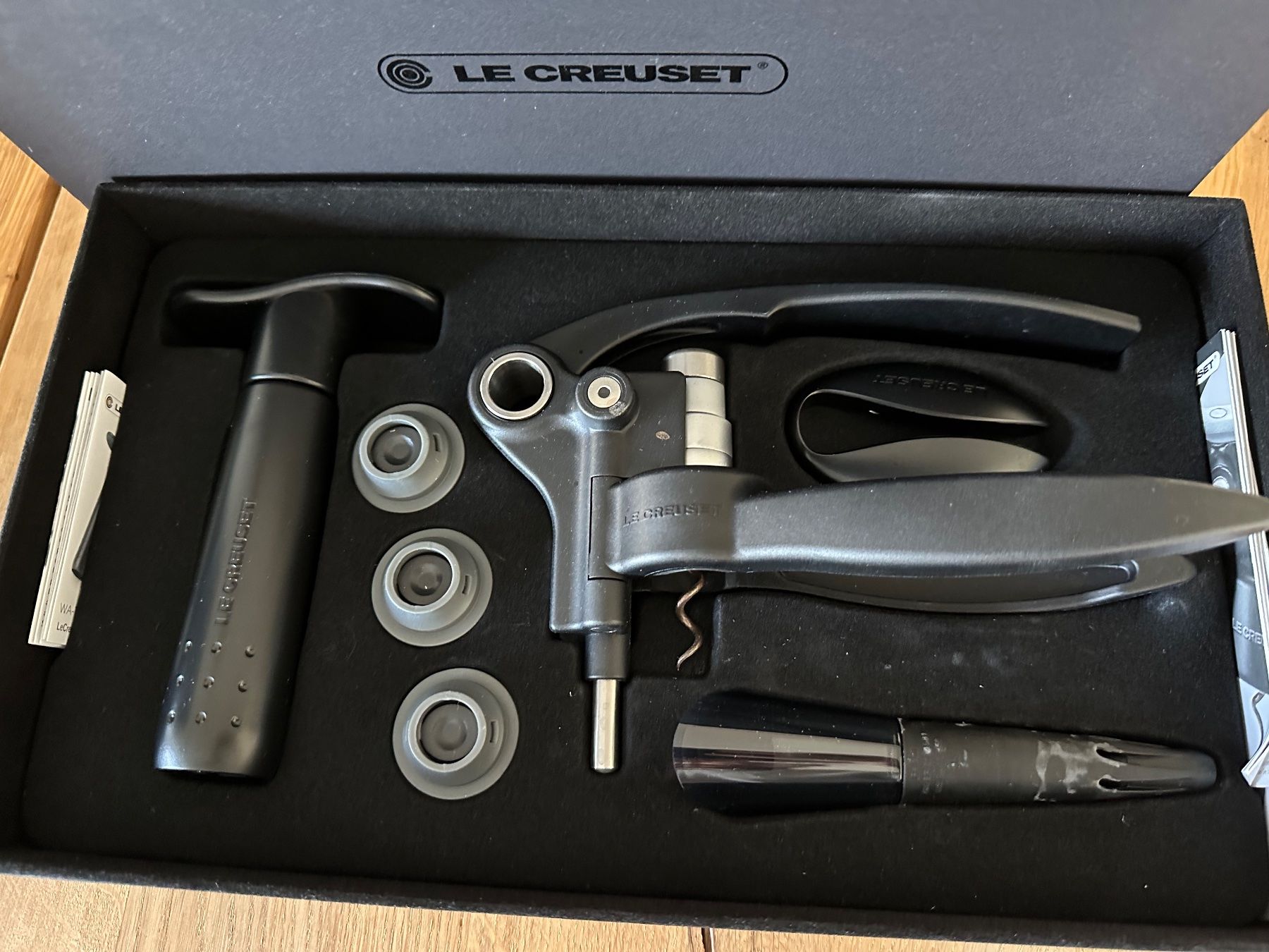 Küchengeräte: Le creuset Wein-Set NEU UNGEBRAUCHT – Neu (gemäss Beschreibung) aus Herrliberg von mykee5