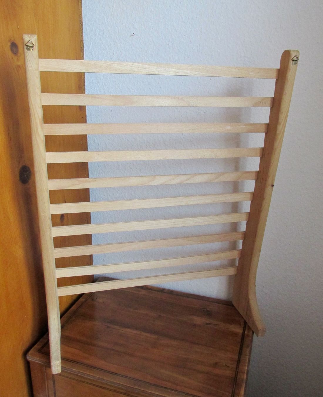 Ladenausstattungen & Messebau: grosser Kartenständer / Kartenhalter aus Holz – Gebraucht aus Winterthur von mat_q5d5 3