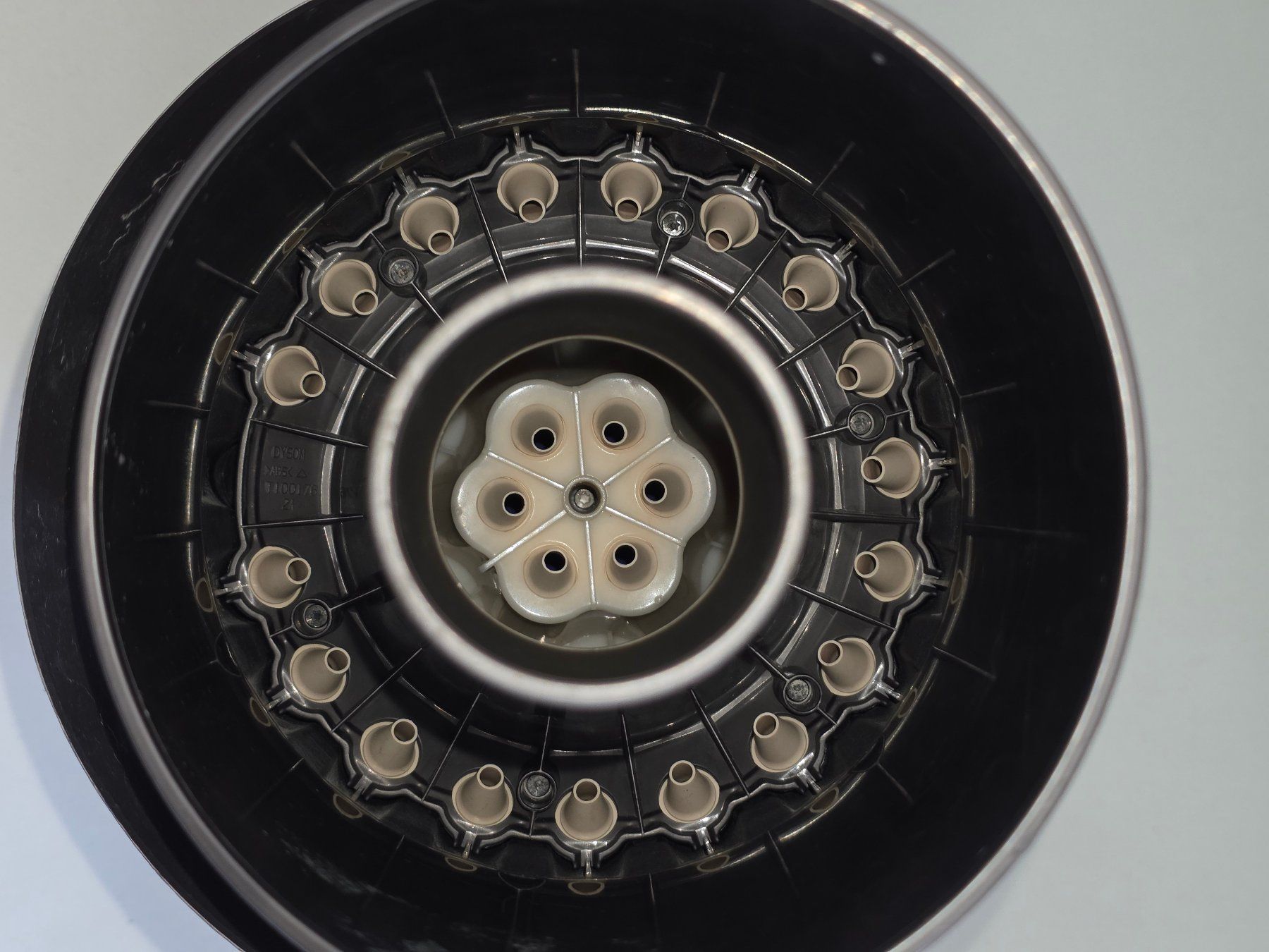 Dyson Aspirapolveri & Accessori: Refresh Dyson DC52 Zyklon Staubsauger Ball Ersatzteil – Usato da Stein SG venduto da nxr_vzv9 3