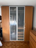 Grosser Kleiderschrank mit Glastüren, viel Stauraum!