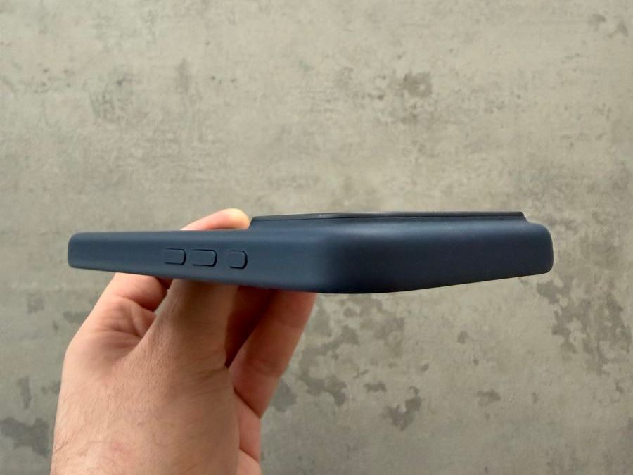 Apple Covers & Schutzfolien: Apple iPhone 17 Pro Silikonhülle in dunkelblau – Neu (gemäss Beschreibung) aus Winkel von betterade 4