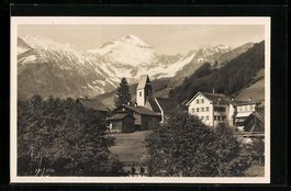 Elm, Ortspartie mit Kirche und Bergblick